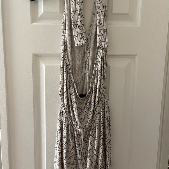 Patterned halter top romper - Picture 4 of 4